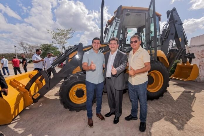 Entrega-de-maquinas-do-Promaq-a-agricultores-18-1024x683
