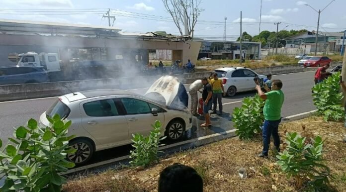 carro-pega-fogo-na-br-316-na-regiao-do-morada-nova-em-teresina--4bf8e68ed18ad6b0